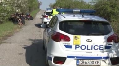 Полицаи заловиха близо нелегални 25 мигранти в района на Вакарел