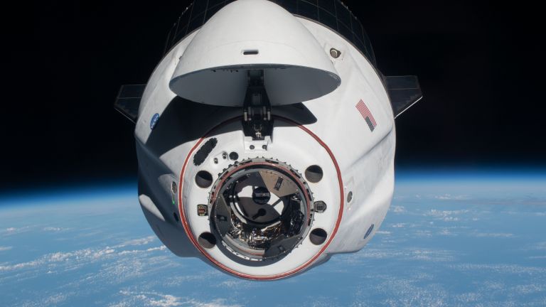 SpaceX успешно изпрати 128 светещи калмари в Космоса