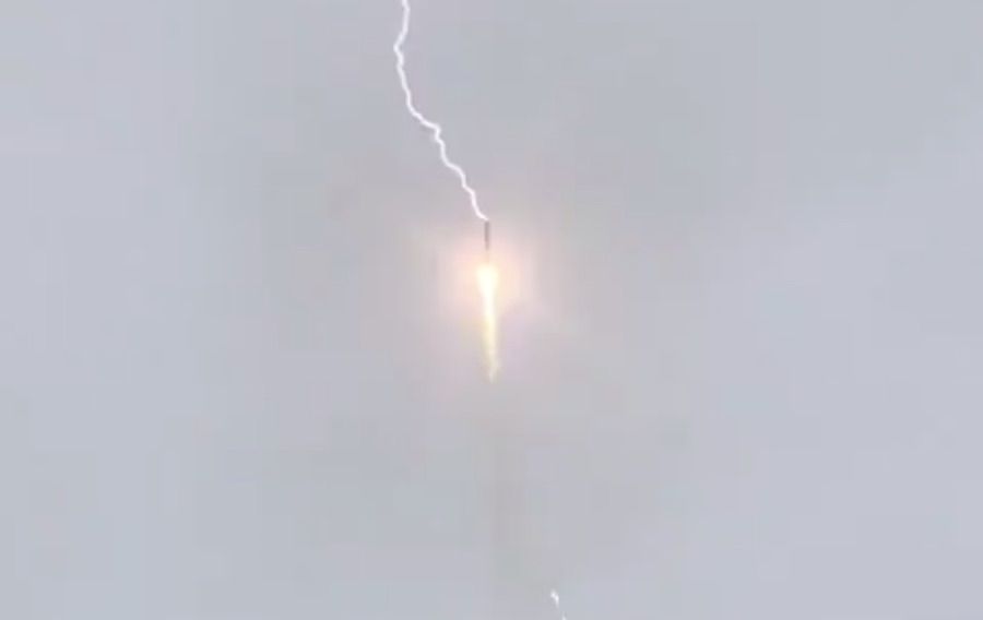 Светкавица удря ракета "Союз" по време на полет