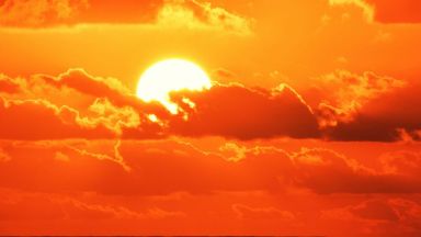 Прогнозираната от метеоролозите временна прохлада контрастира на политическата жега която