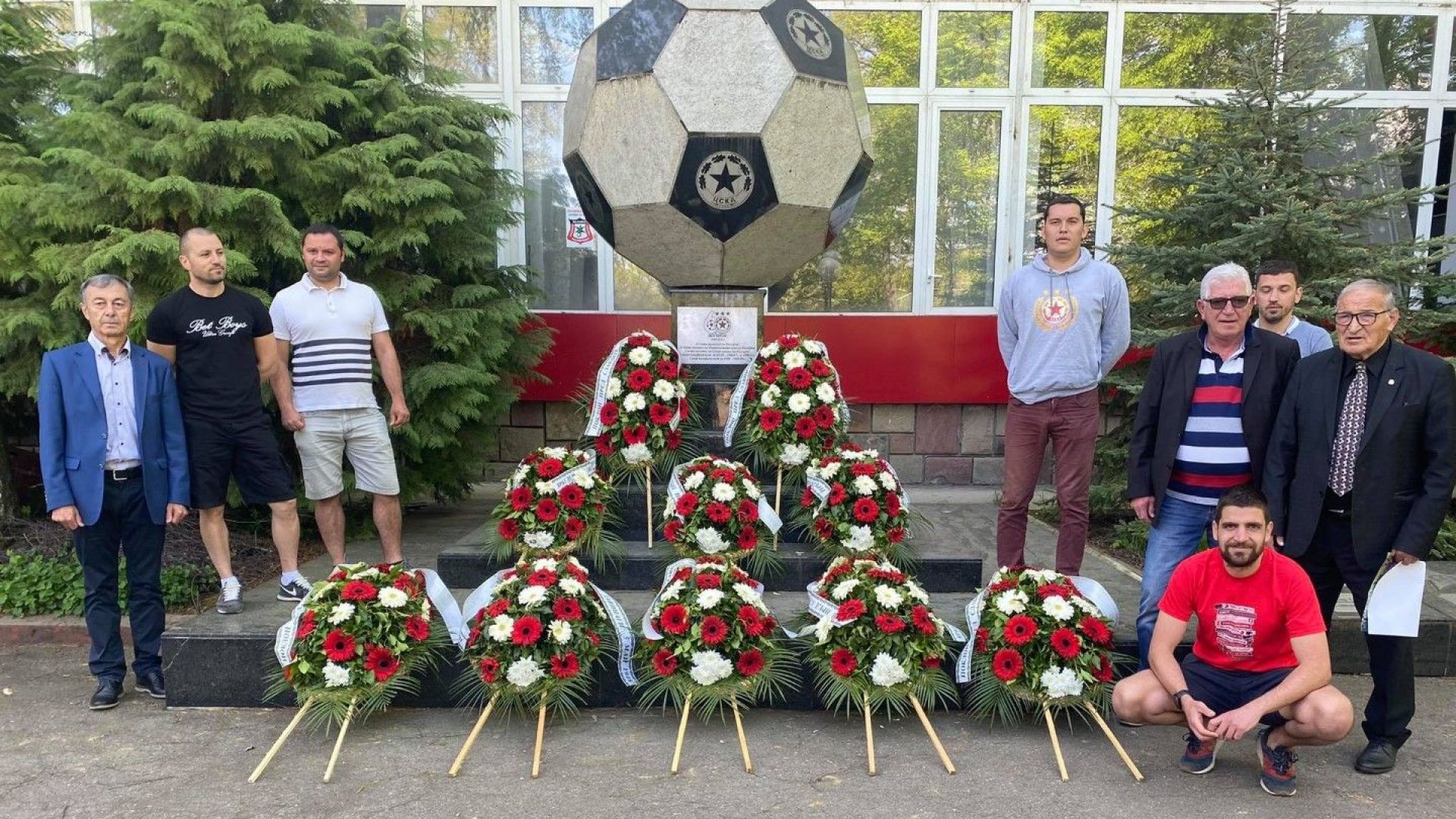 Страхотна инициатива - фенове почетоха десет покойни легенди на ЦСКА за 5 май