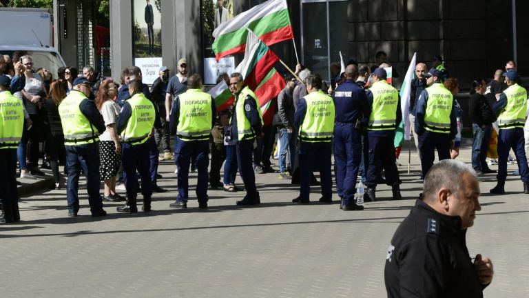Два протеста се проведоха пред президентството, докато на Дондуков 2