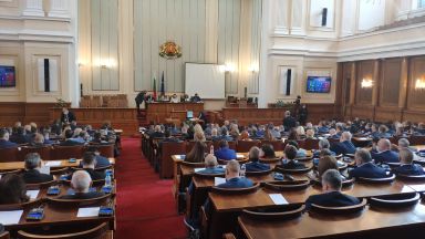 Новите депутати влизат в Народното събрание след козметичен ремонт