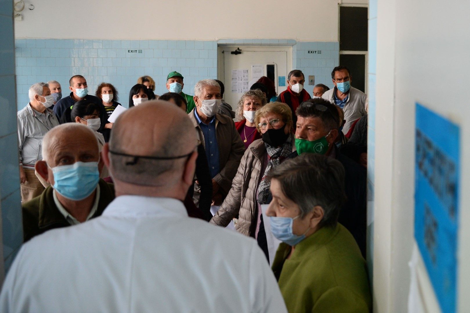 На 5 май в МБАЛ-Исперих се събраха много хора за "зеления коридор" за ваксинация. Медицински екип поставя ваксина за COVID-19 на всички желаещи без записване и с ваксини по избор