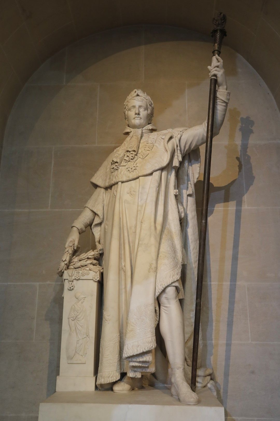 Статуята на Наполеон пред Френската академия 