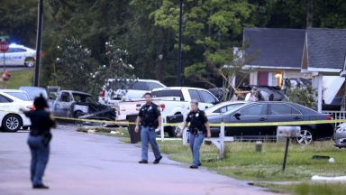 Малък самолет се разби в къща в Мисисипи, четирима загинаха, сред тях малко дете
