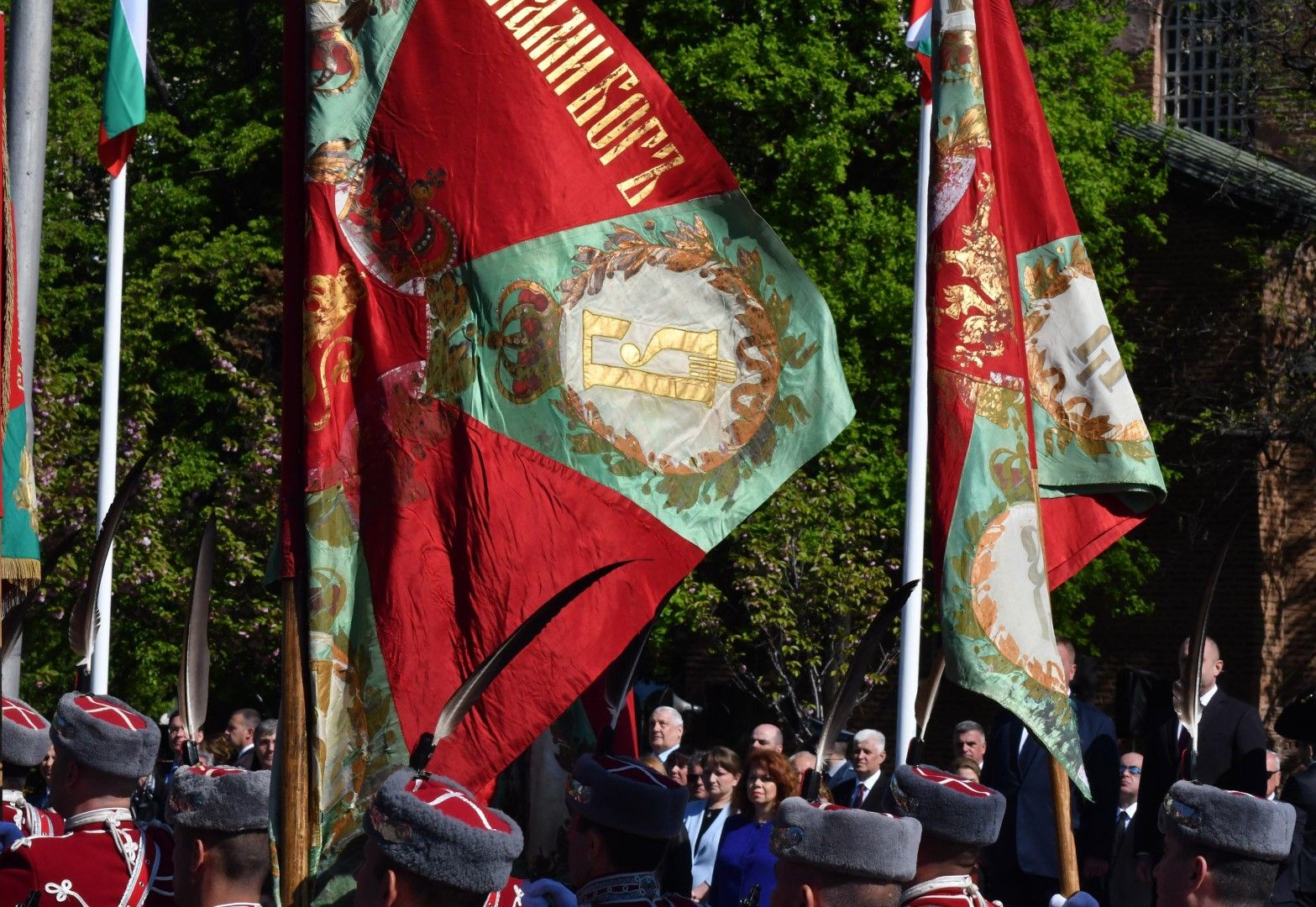 Осветяване на бойните знамена в София