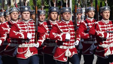 С водосвет на бойните знамена и знамената светини отдаване на почести