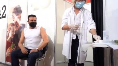 Зоран Заев се ваксинира публично с китайската ваксина "Синофарм" (видео)