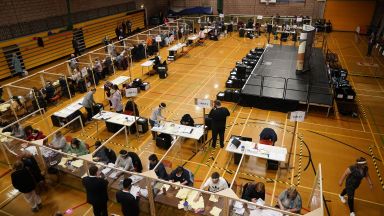Изборните секции в Обединеното кралство затвориха врати както беше предвидено