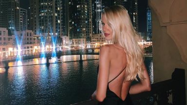 Натали Трифонова в съблазнителна вечерна рокля сред светлините на нощен Дубай