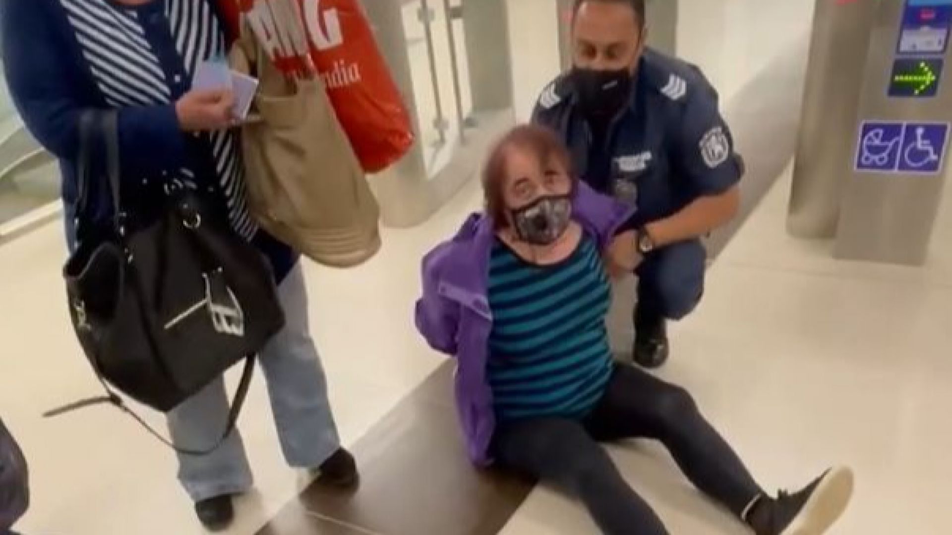 Арестуваха жена в метрото за непристойно поведение (видео)