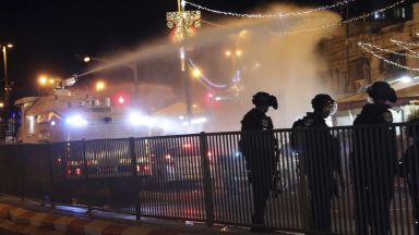 Над 175 палестинци и шестима израелски полицаи бяха ранени вчера