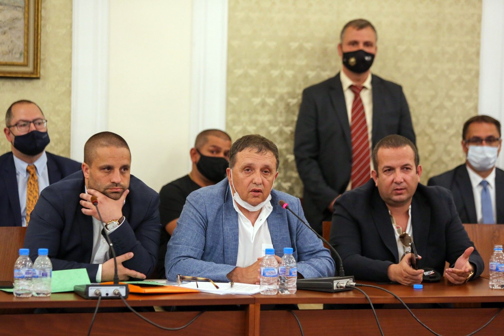 Иван Ангелов (в средата) до Светослав Илчовски по време на изслушването в парламентарната комисия