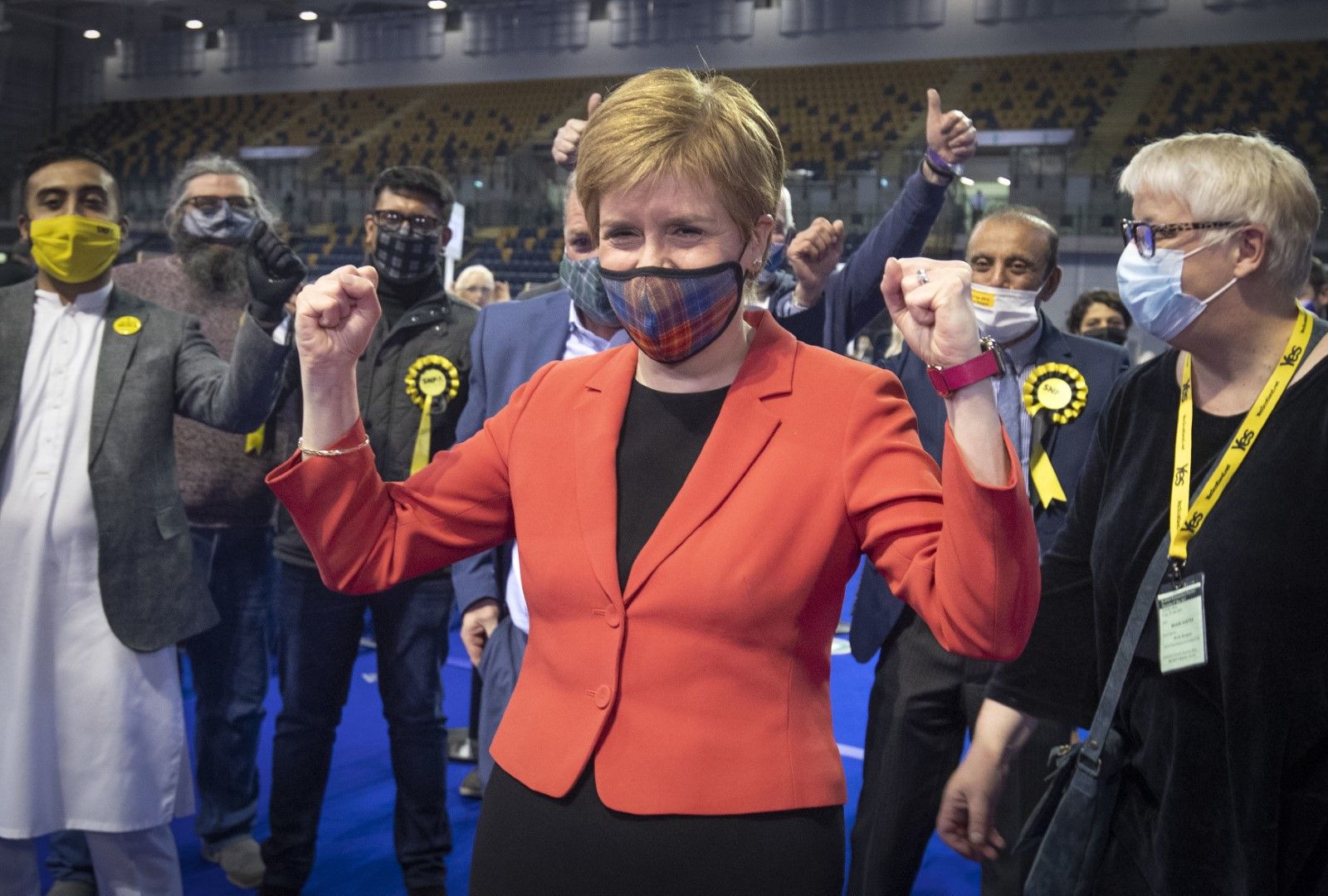 Първият министър на Шотландия и лидер на Шотландската национална партия Никола Стърджън ликува след победата си на парламентарните избори в район Глазгоу Саутсайд, 7 май 2021 г.