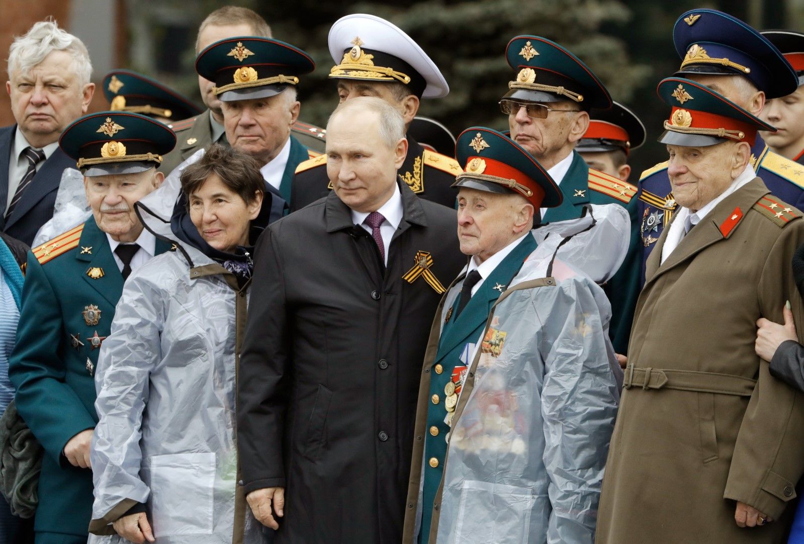 Руският президент Владимир Путин в центъра позира за снимка с ветерани от Втората световна война след церемония по поднасяне на венци в гробницата на незнaйния воин след военния парад за Деня на победата в Москва на 9 май 2021 г.