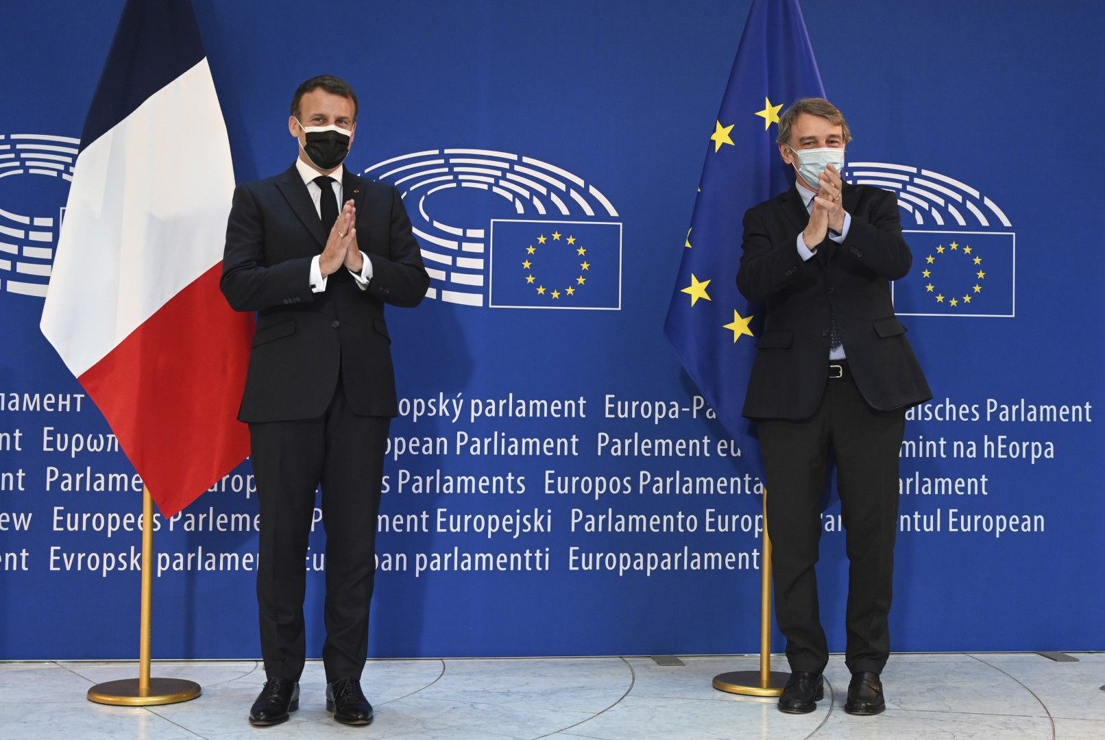 Френският президент Еманюел Макрон и председателят на Европейския парламент Давид Сасо аплодират по време на събитие за Деня на Европа и Конференцията за бъдещето на Европа, неделя, 9 май 2021 г. в Европейския парламент в Страсбург