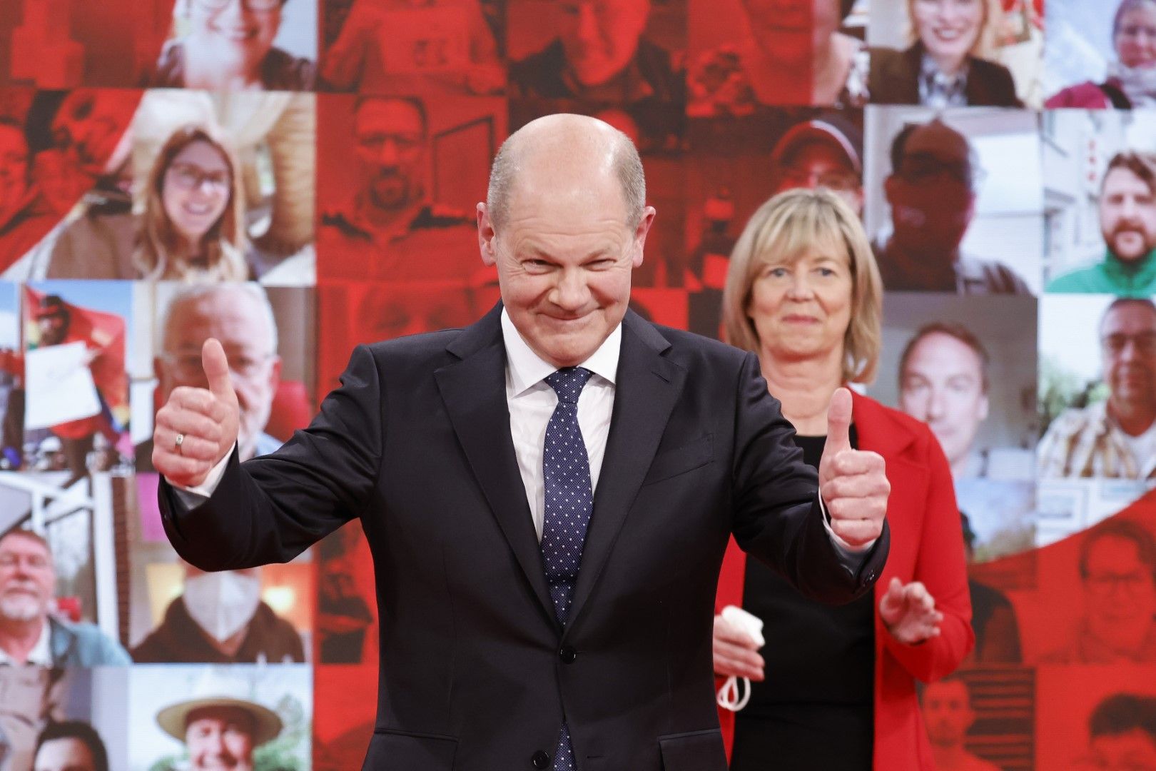 Олаф Шолц жестикулира на сцената на конгреса на социалдемократите, определили го за кандидат-канцлер