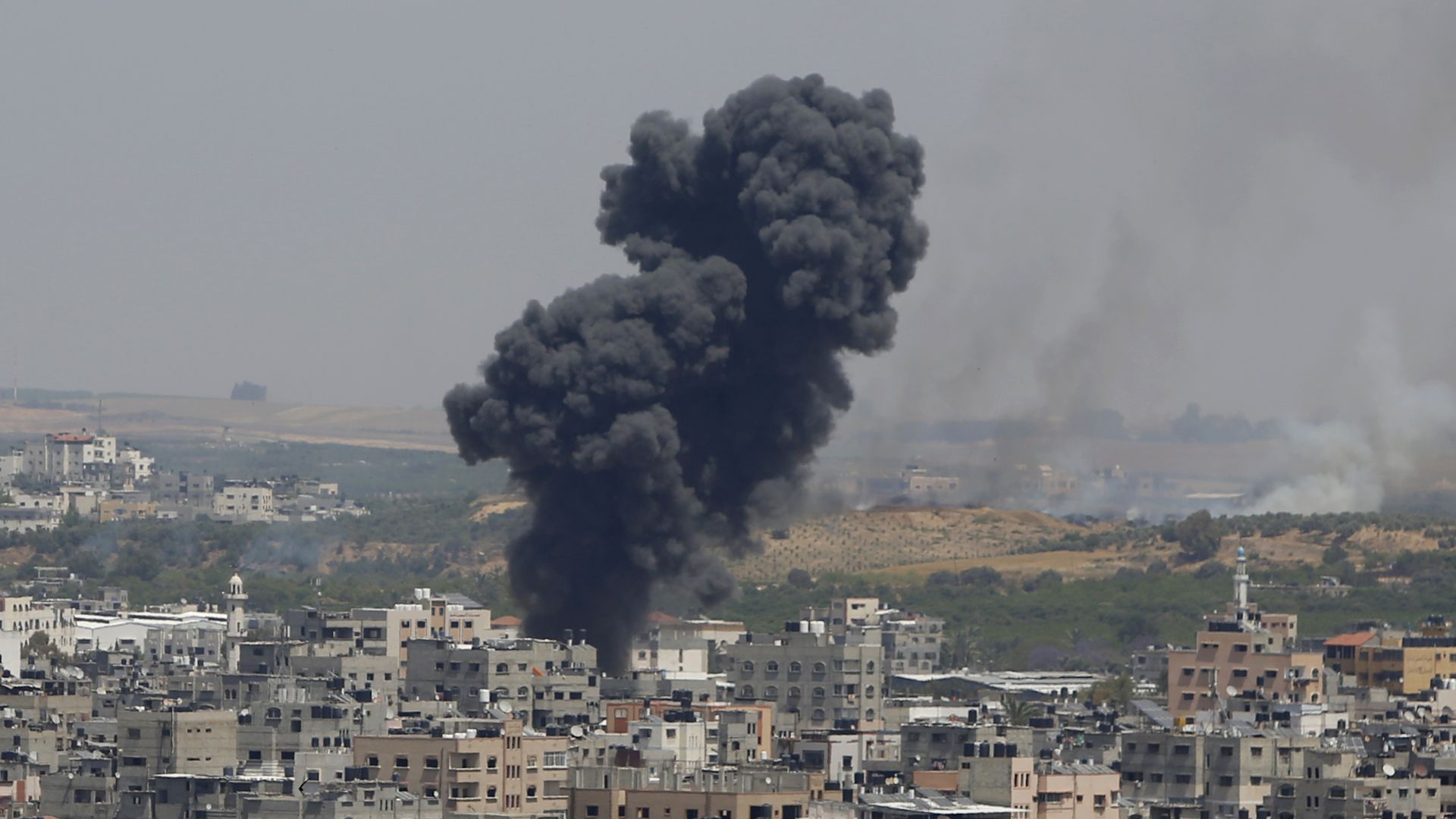 Хамас обсипа Израел с ракети и получи мощен залпов отговор