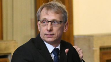 Образователната система се разцепи на две едната част се