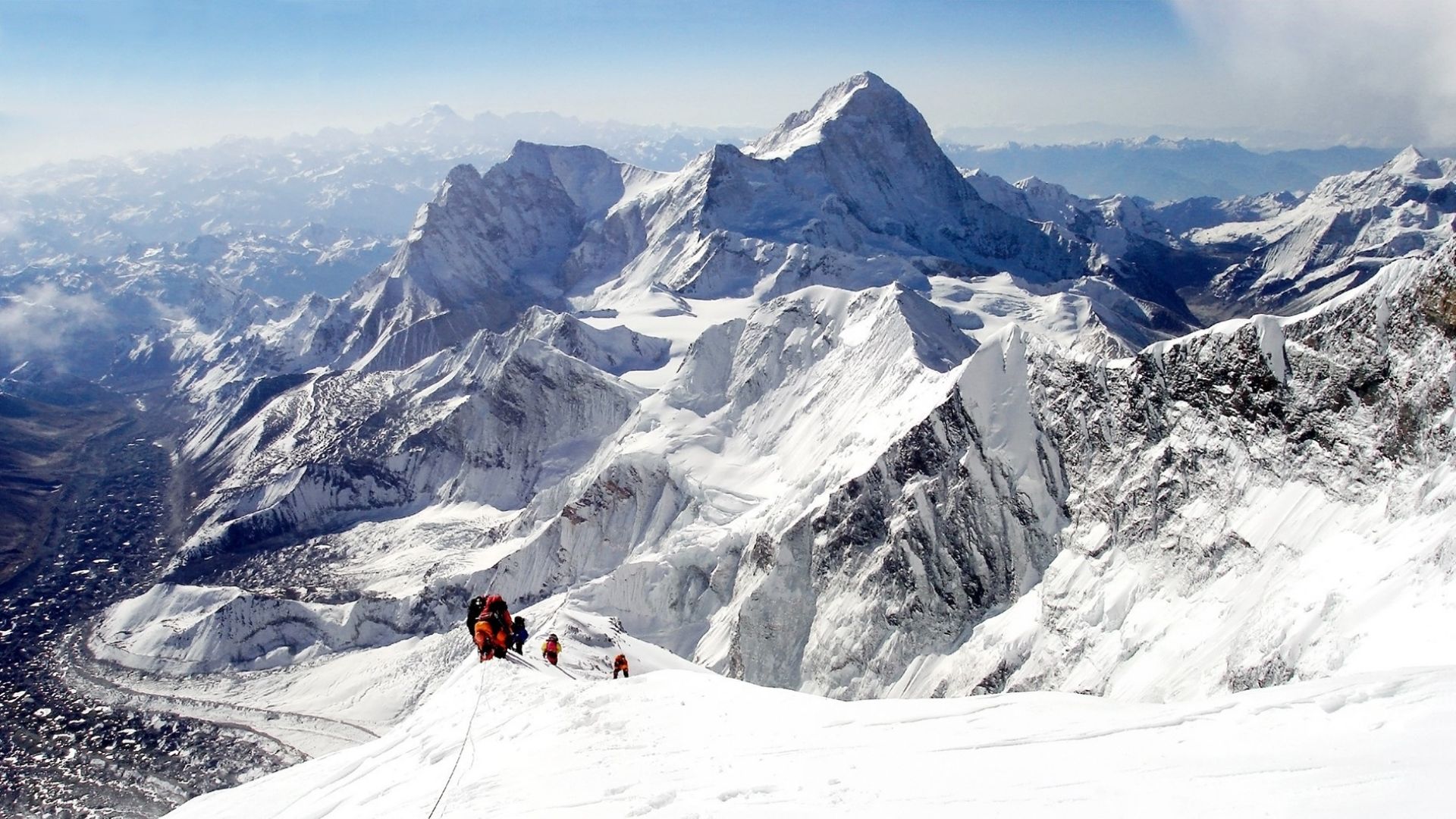 Китай планира да сложи преграда на Еверест заради коронавируса