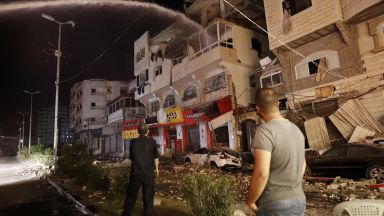 Израел и палестинската групировка Хамас подновиха днес въздушните удари съобщават