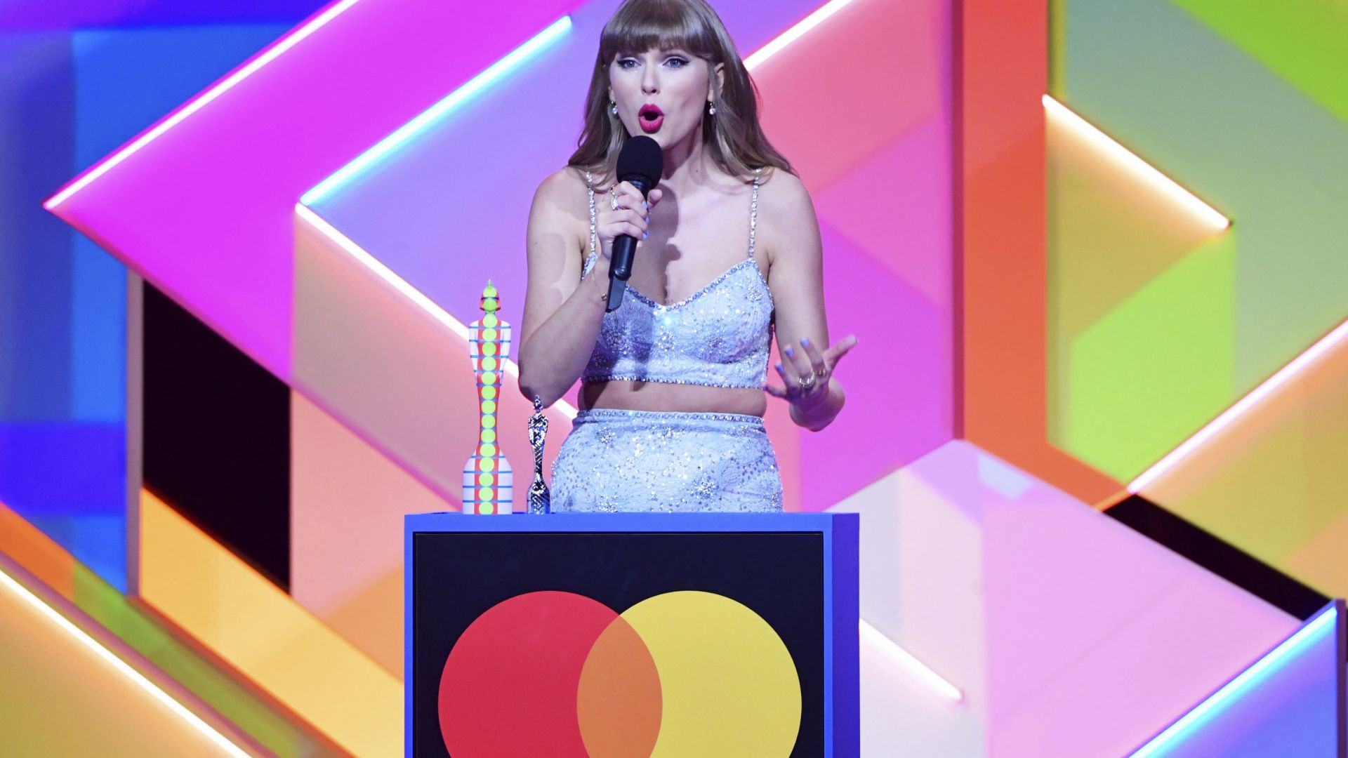 Тейлър Суифт стана първата жена "Глобална икона" на наградите БРИТ