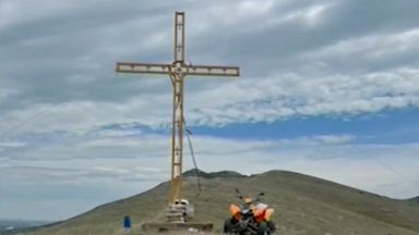 Неизвестни извършители откраднаха 7 метров кръст в пазарджишкото село Синитово Символът
