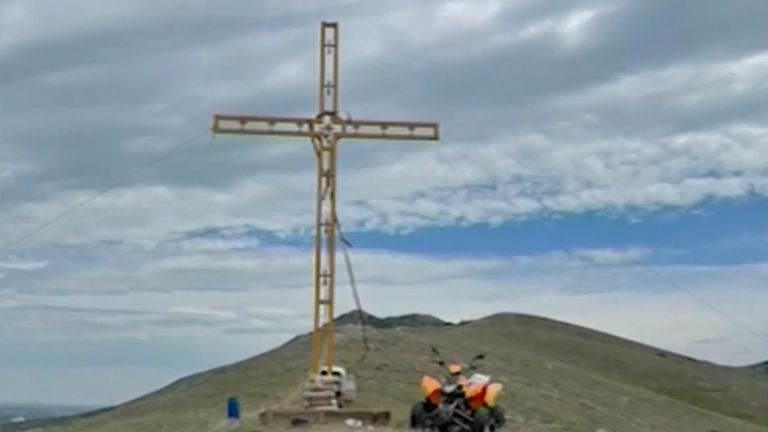 Неизвестни извършители откраднаха 7-метров кръст в пазарджишкото село Синитово. Символът