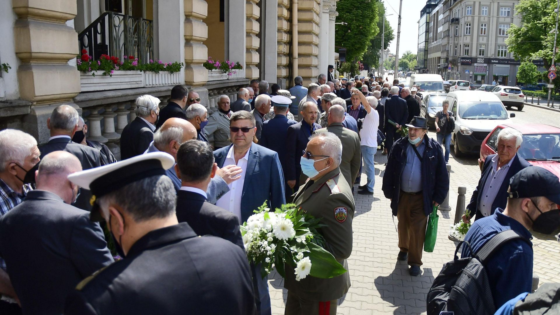Президентът и служебният премиер отидоха заедно на поклонението на генерал Колев (снимки)
