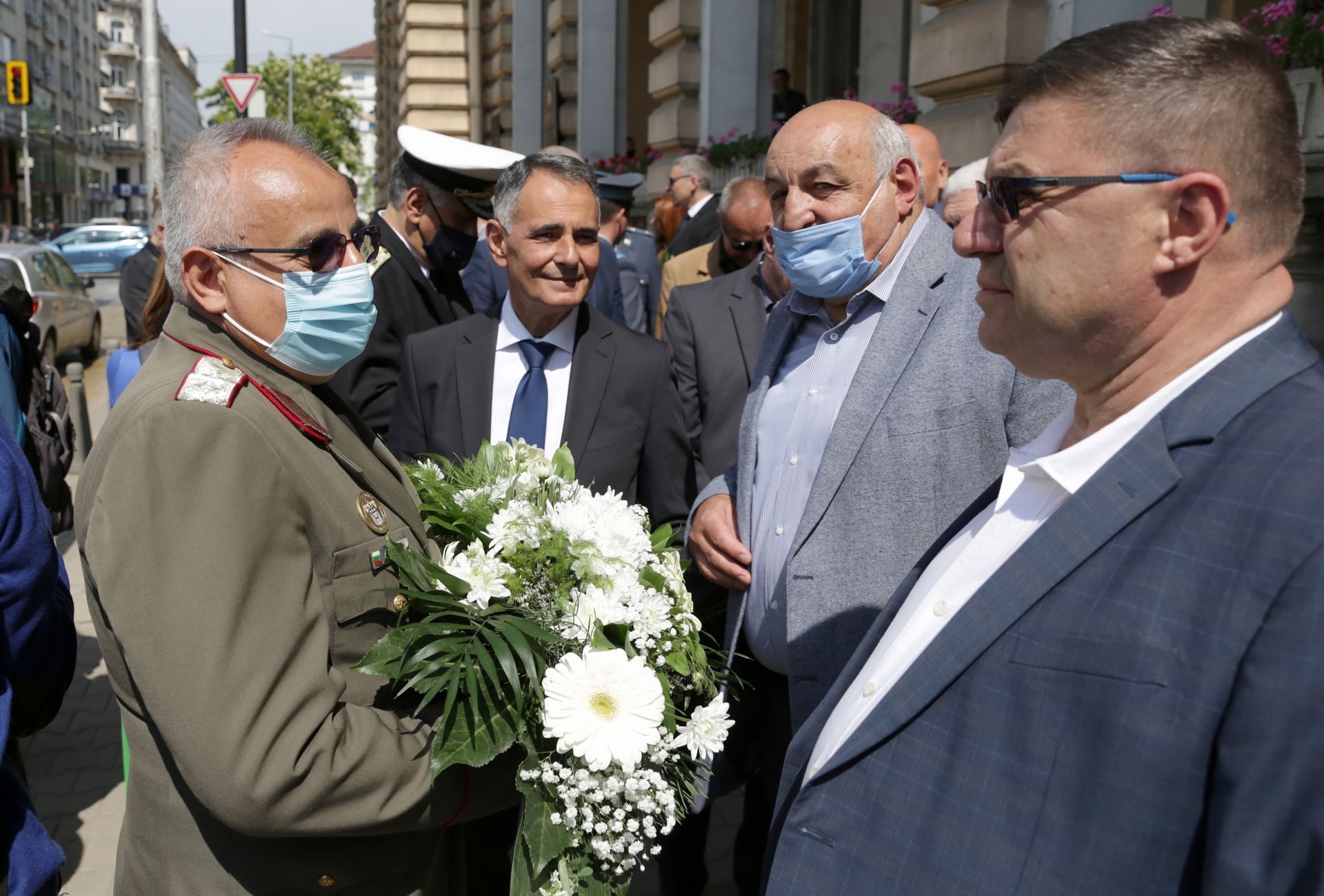 На снимката: генерал–майор доктор Груди Ангелов (ляво) - началник на Военна академия „Г. С. Раковски“