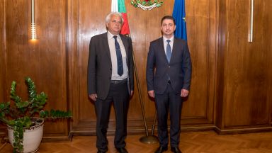 Разбирам че служебният министър на вътрешните работи продължава да се