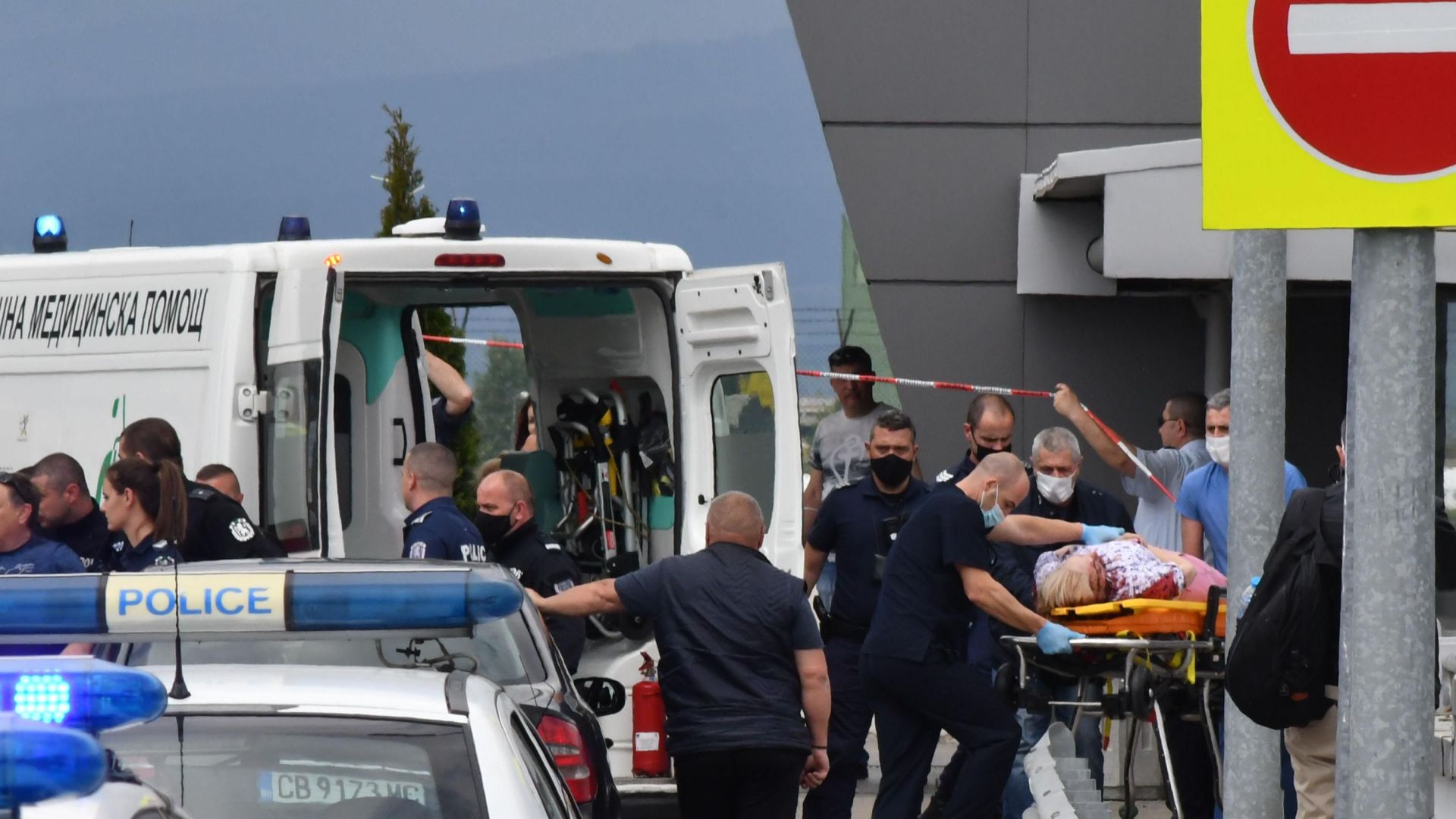 Ранената в метрото жена трябвало да лети за Брюксел, стрелецът-самоубиец е бивш военен