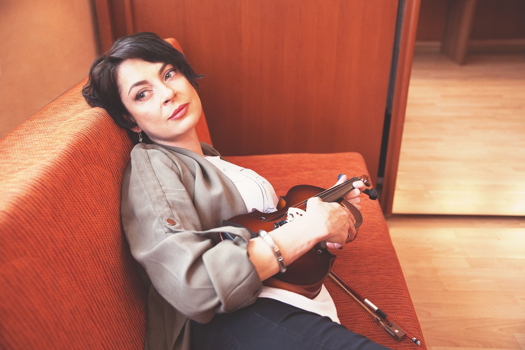 Милена Аврамова в Сатиричния театър с любимата си цигулка 