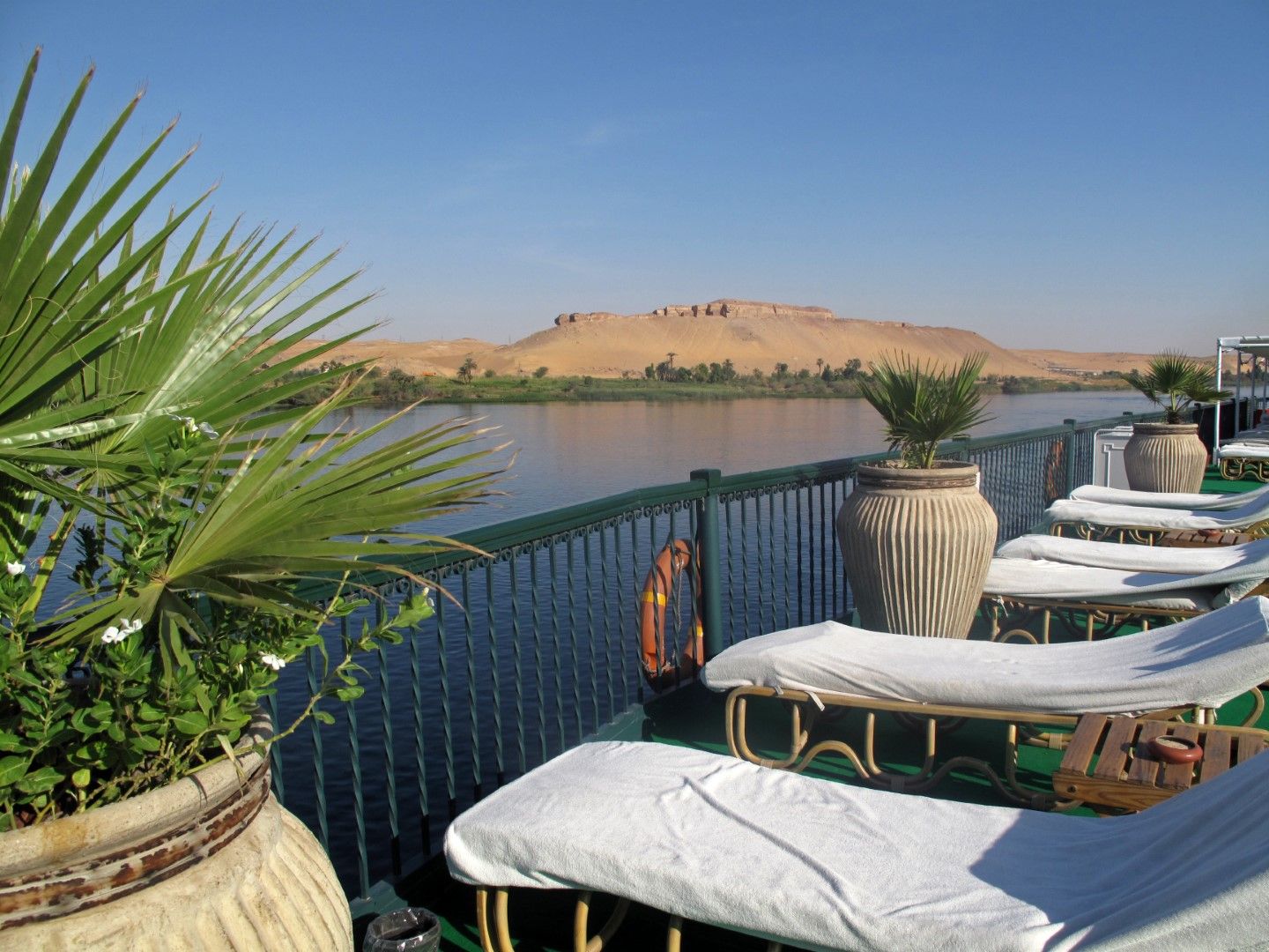 Изглед от круизен кораб по река Нил, Египет