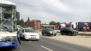 Автобус и ТИР се удариха в района на Сандански