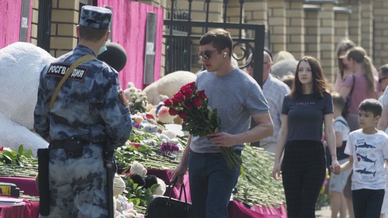 В руската република Татарстан днес погребват деветте жертви при вчерашната