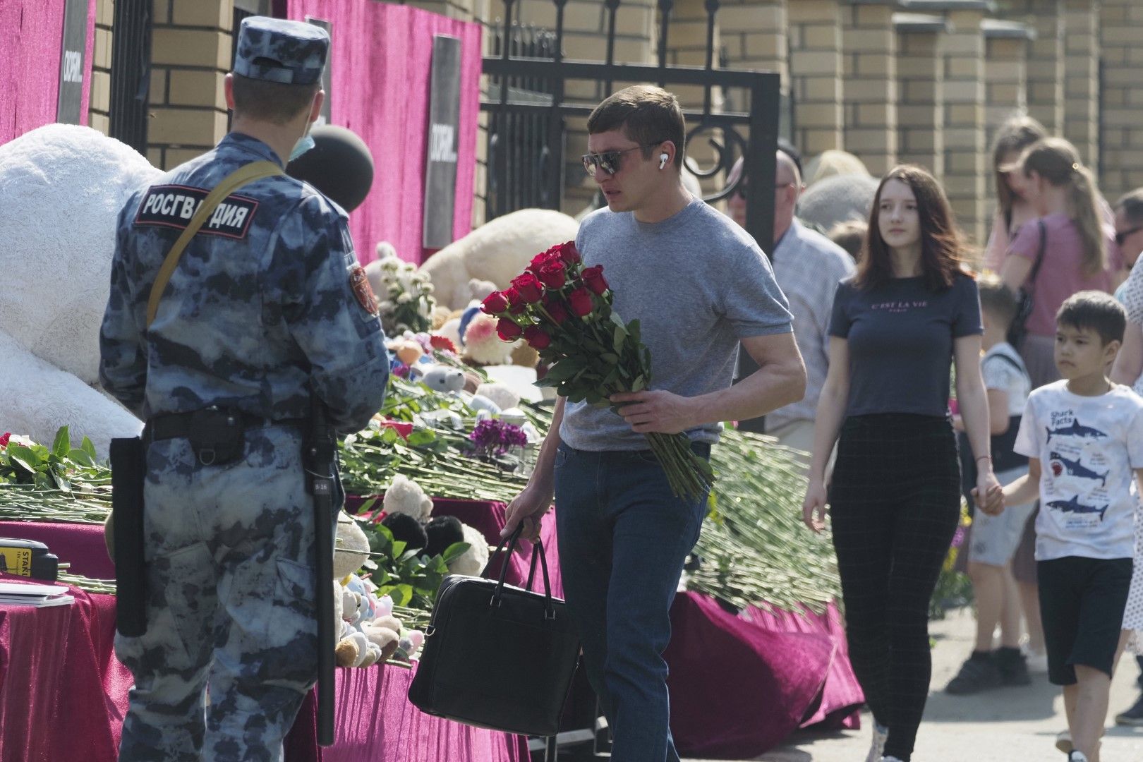 Хора поставят цветя край училището в Казан, където бе извършено масовото убийство