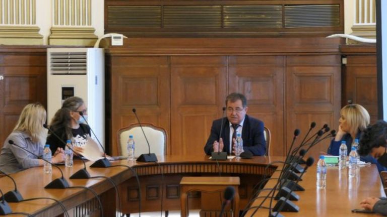 За две седмици ще забраним дейностите в пасища и ливади,