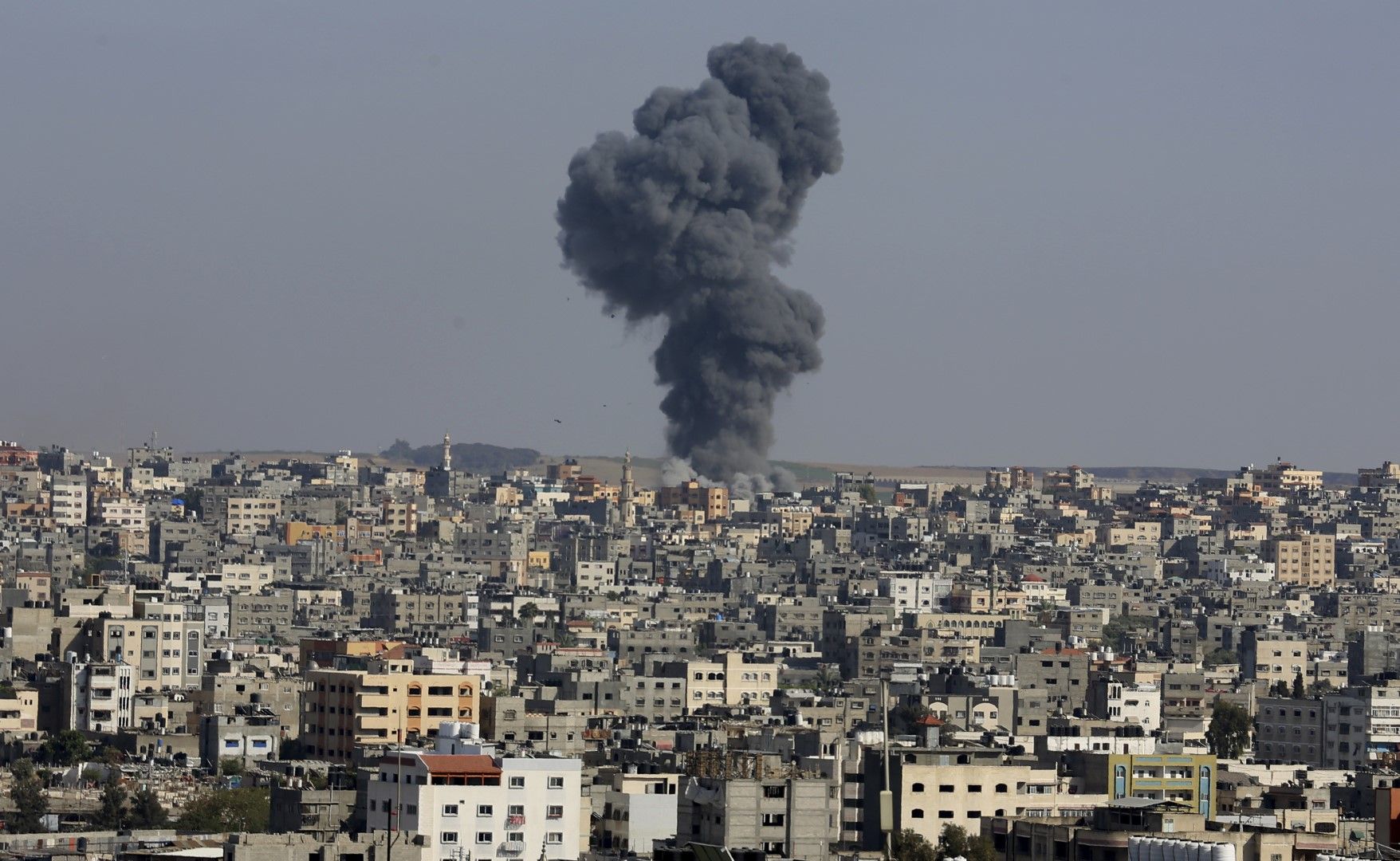 Дим се издига след израелски удар в град Газа