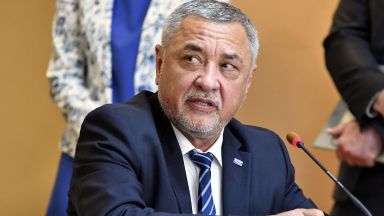 Бившият вицепремиер и вече само почетен председател на НФСБ Валери