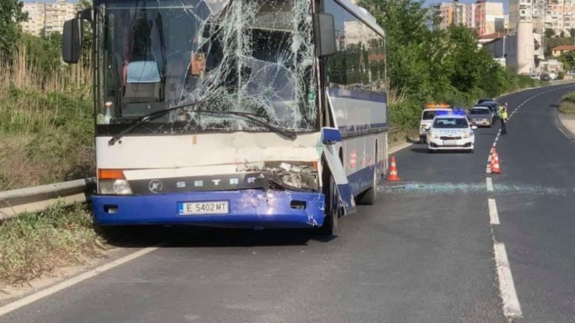 Автобусната катастрофа край Сандански станала, след като шофьорът на ТИР-а не пуснал мигач