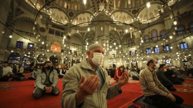 Милиони мюсюлмани по света празнуват Рамазан Байрам който се отбелязва