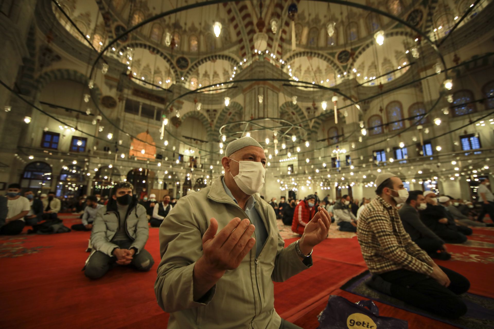 Сутришната празнична молитва в Истанбул