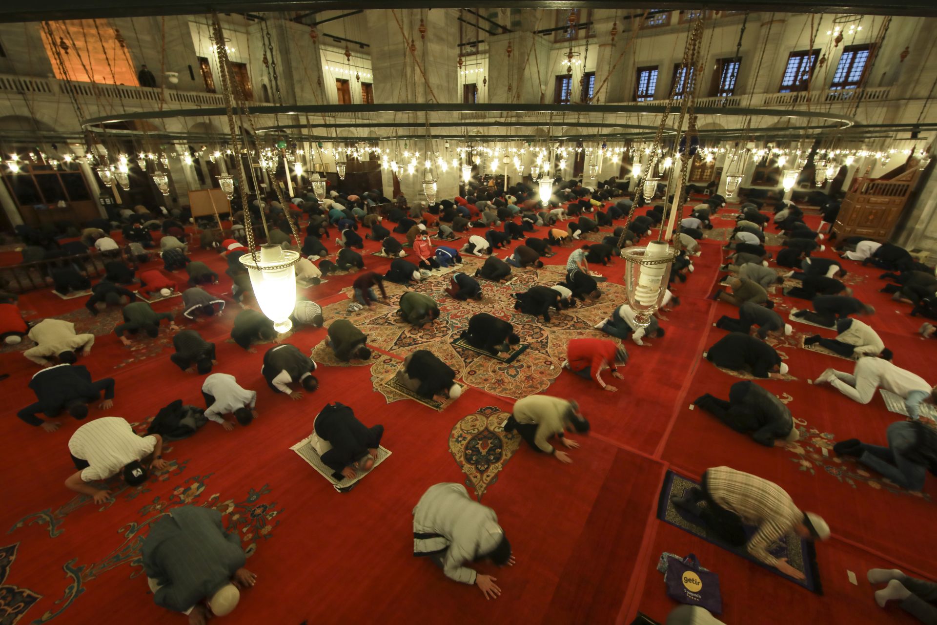 Мюсюлманите отправят молитви пред джамията Фатих в Истанбул