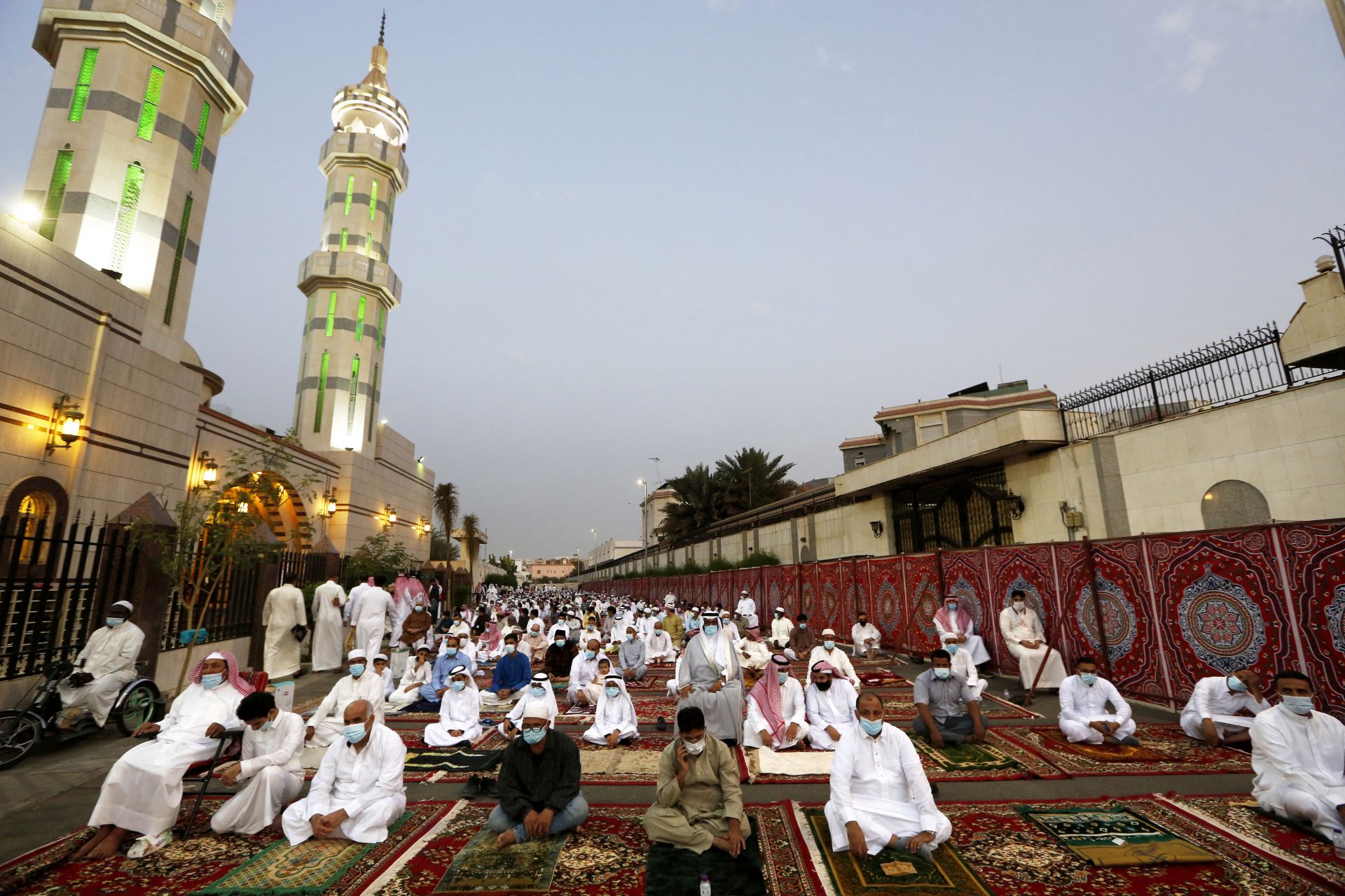  Мюсюлманите означават края на свещения постния месец Рамадан в джамията Ал-Мираби в Джида, Саудитска Арабия 