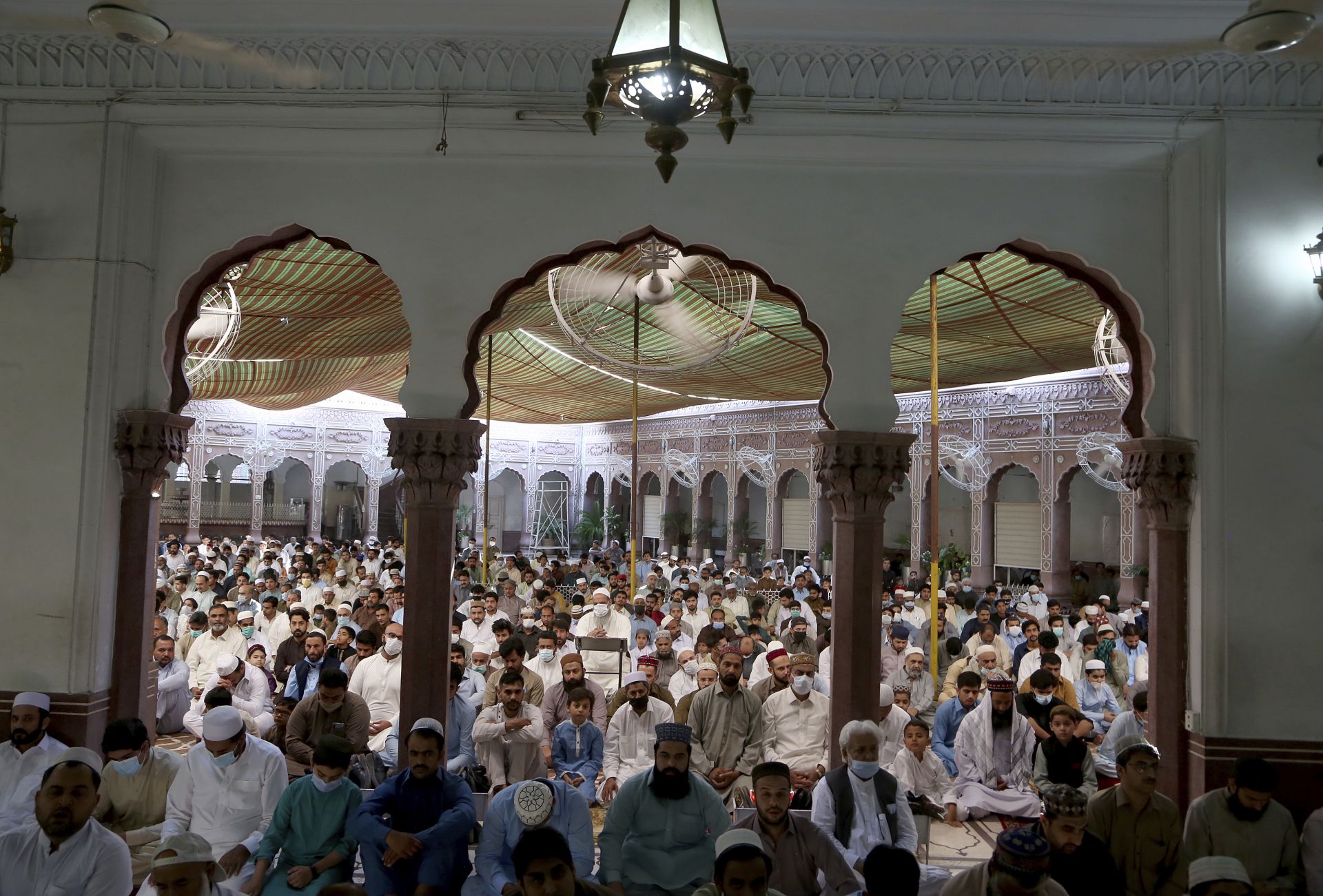 Мюсюлманите извършват молитва в джамия в Пешавар, Пакистан