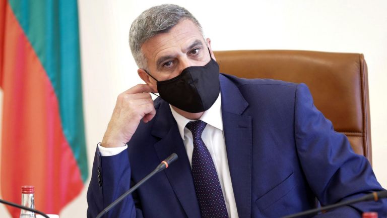 Работим на пълни обороти, всичко е под контрол. Няма министър