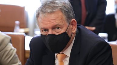 Служебният министър на здравеопазването д р Стойчо Кацаров подписа няколко заповеди