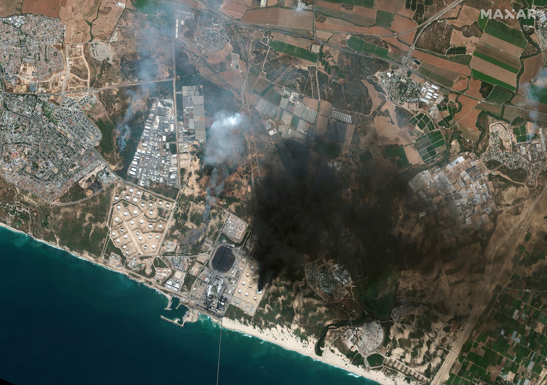 Пожар във ферма за петролни резервоари в Ашкелон, Израел